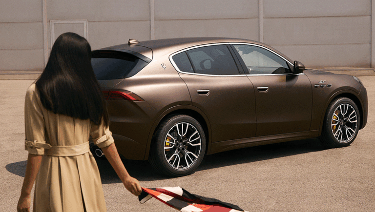 Cây đinh ba Maserati Grecale đặt trên bốn bánh xe