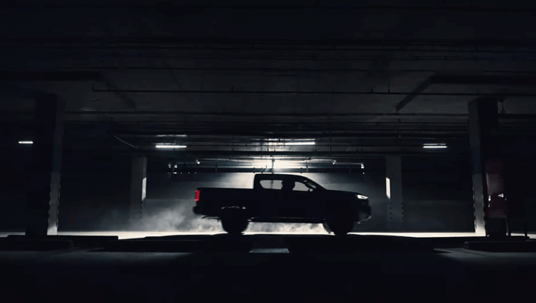 Xem mắt cặp Hi nhà Toyota: Hiace đời cổ & Hilux đời 2026