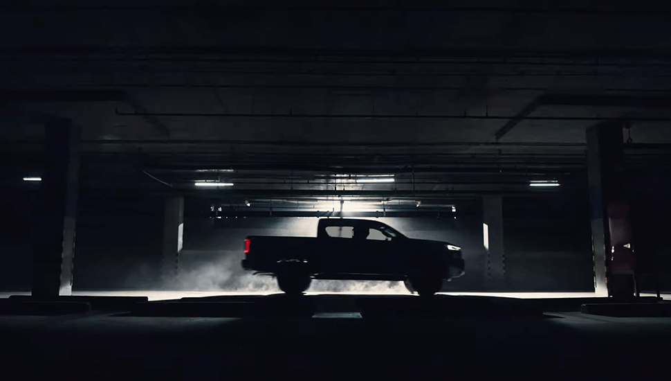 Xem mắt cặp Hi nhà Toyota: Hiace đời cổ & Hilux đời 2026