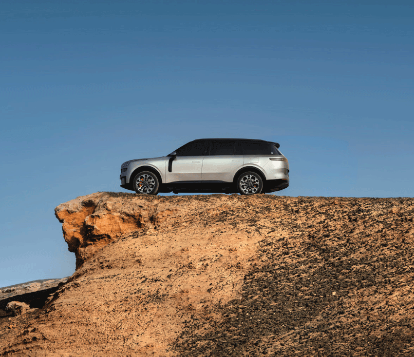 Lynk & Co 900 Side view