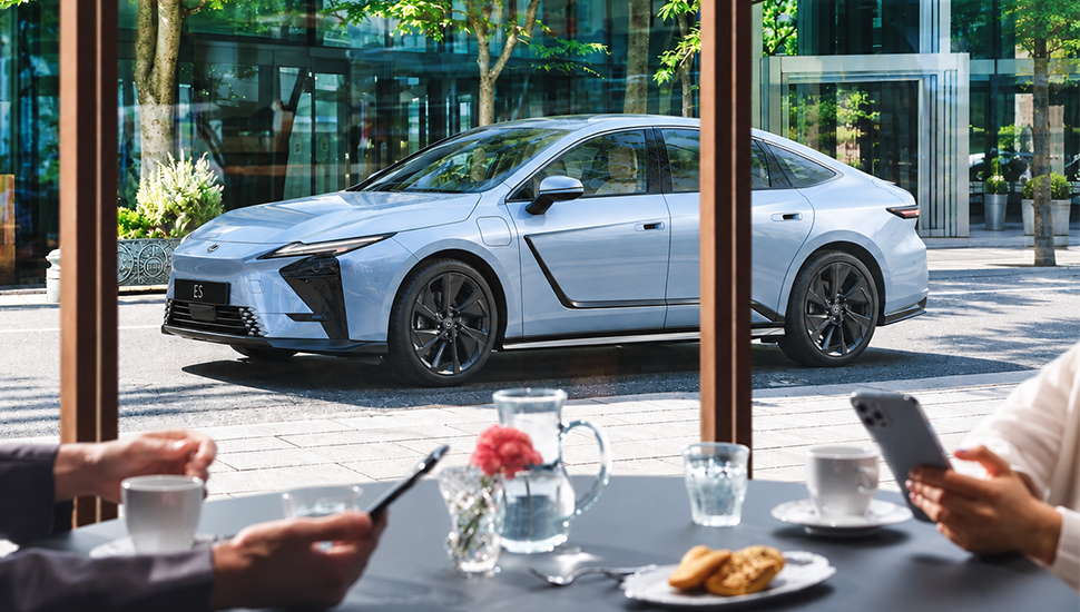 Lexus ES 350h: hybrid không cắm sạc, không sao hết