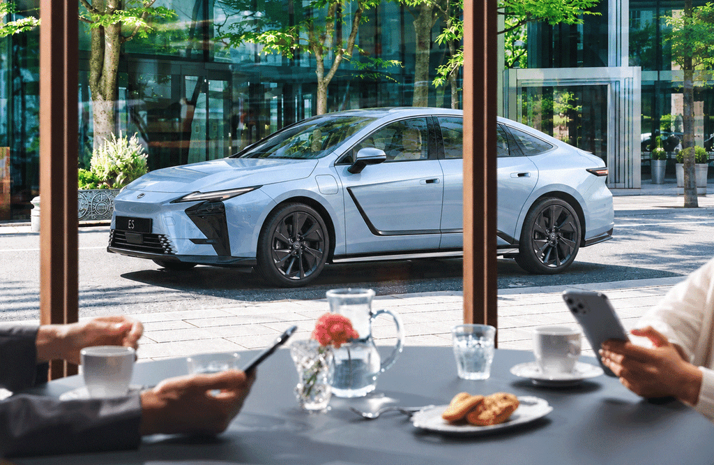 Lexus ES Street