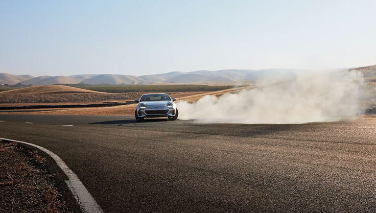 Có chiếc Subaru BR-Z uốn lượn trên khúc đường quanh co